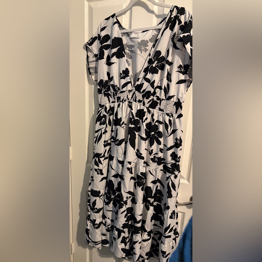 421- SHEIN Black & White Floral Smocked Waist Tiered Dress